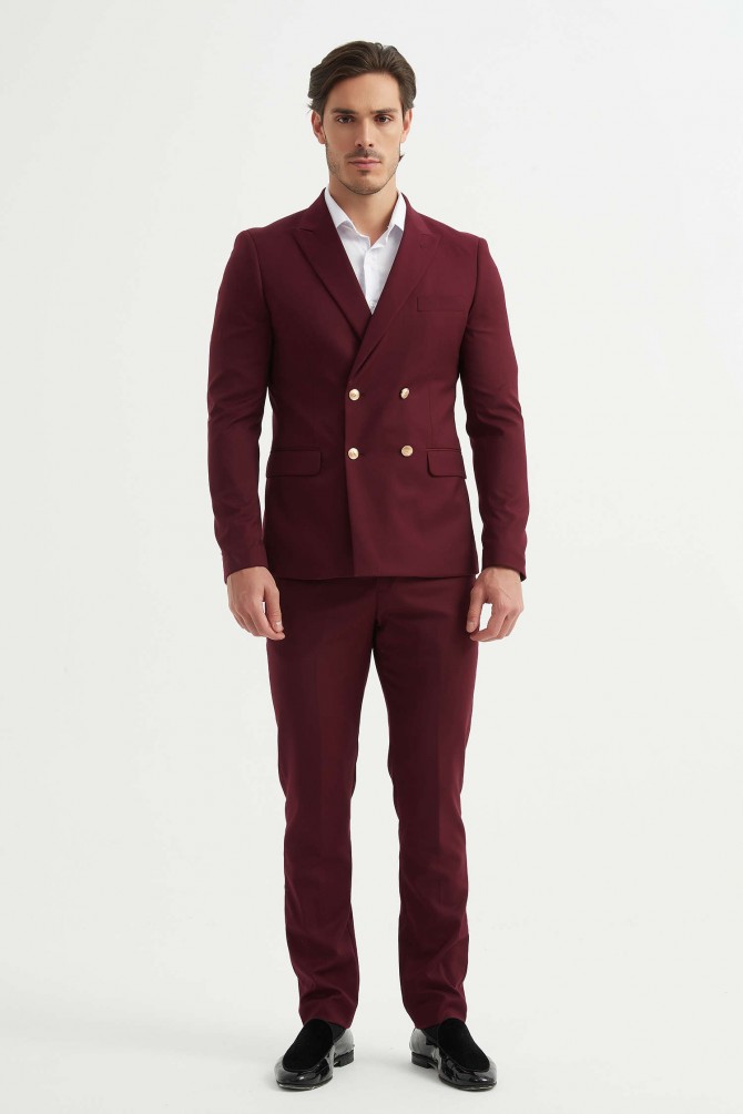 Double breasted suit in burgundy