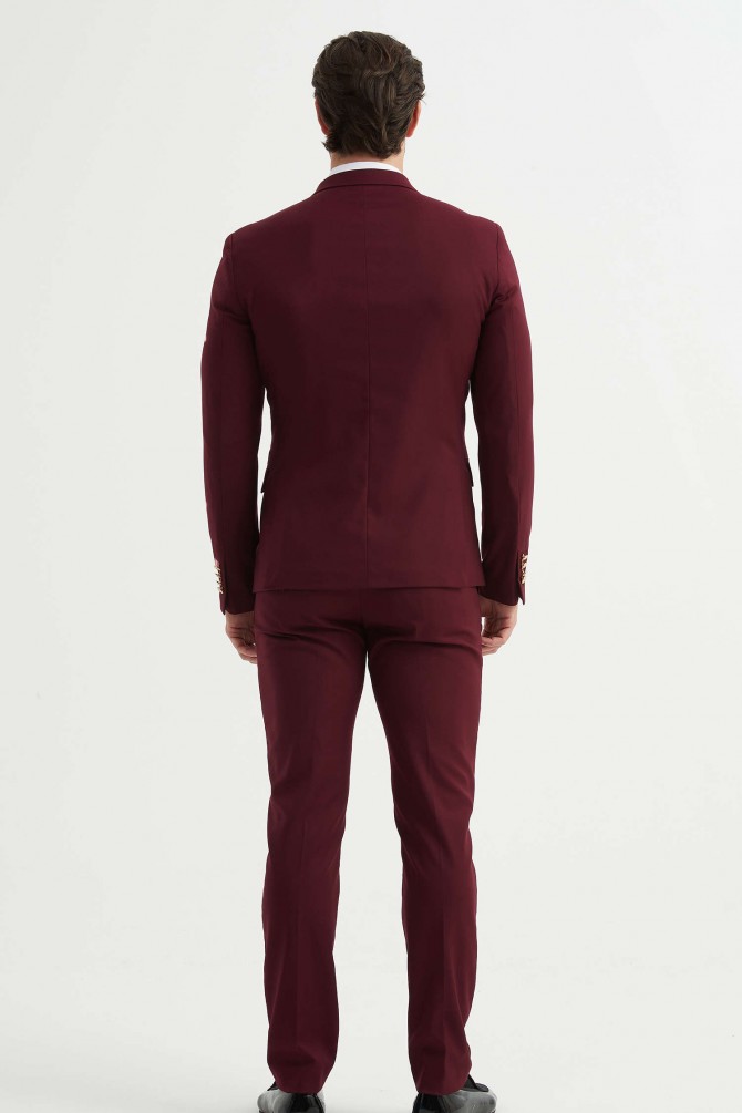 Double breasted suit in burgundy