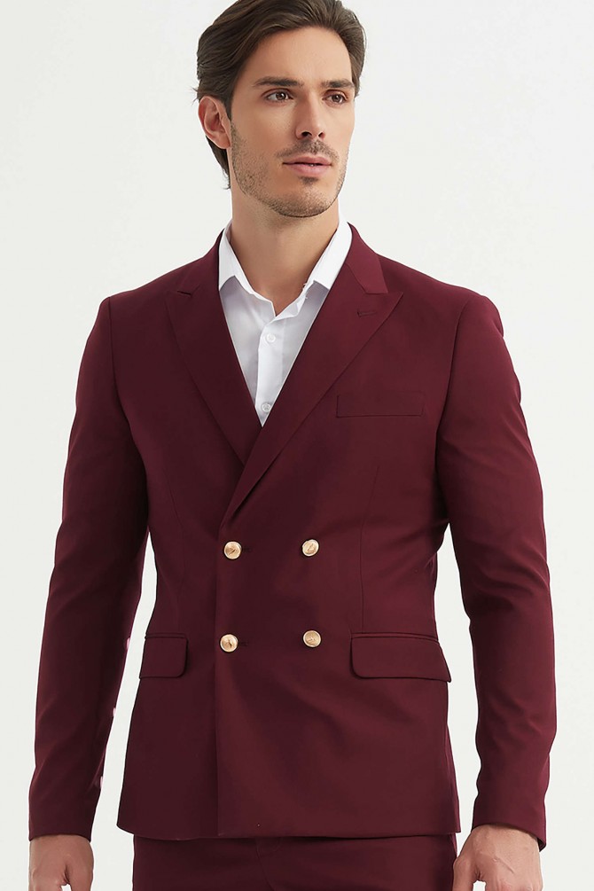 Double breasted suit in burgundy