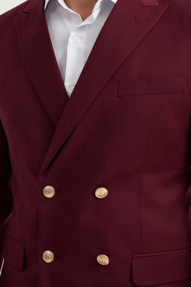 Double breasted suit in burgundy