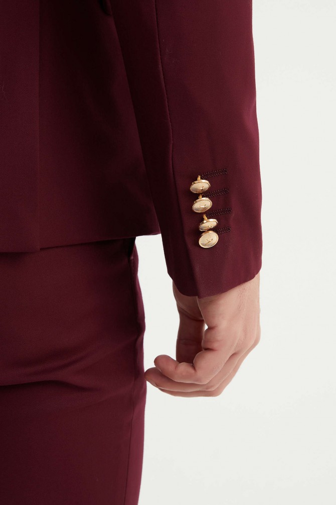 Double breasted suit in burgundy