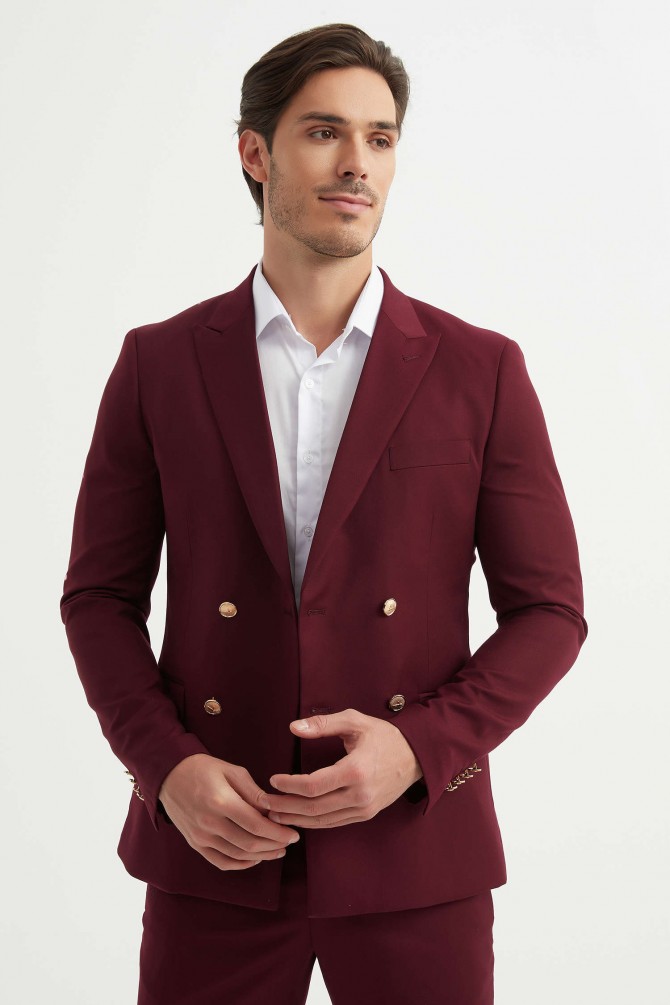 Double breasted suit in burgundy