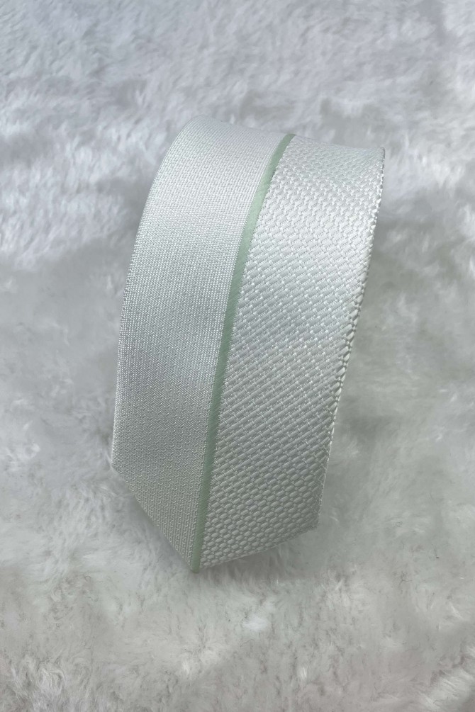 Cravate blanche avec une bande verte au milieu