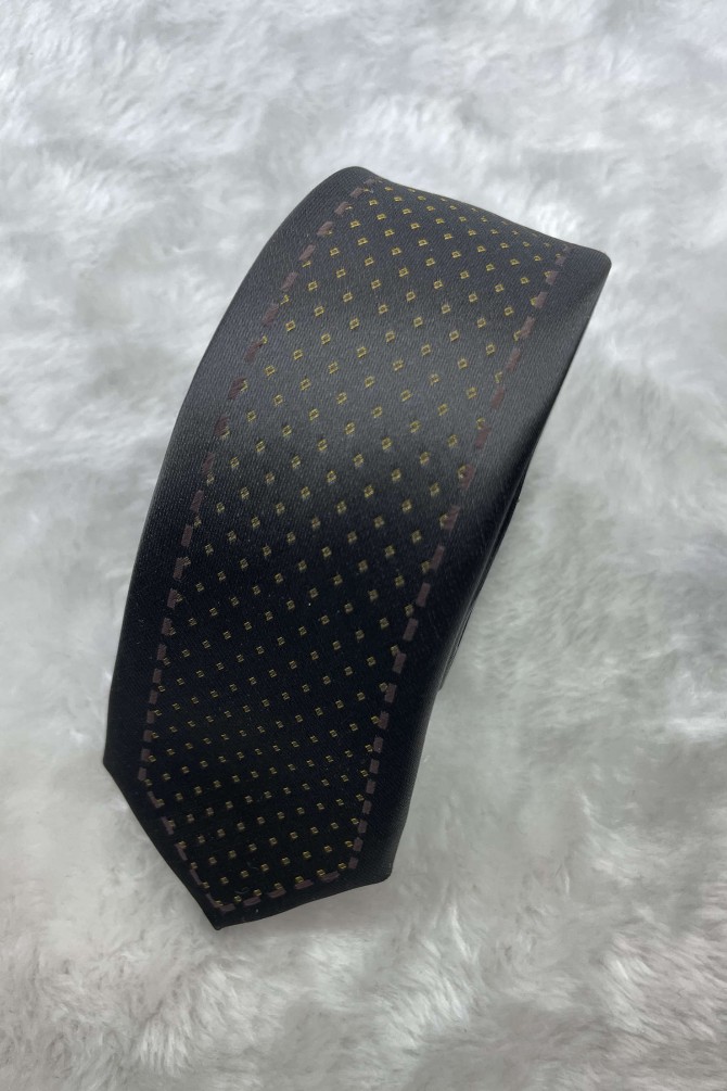 Cravate noire ornée de motifs dorés