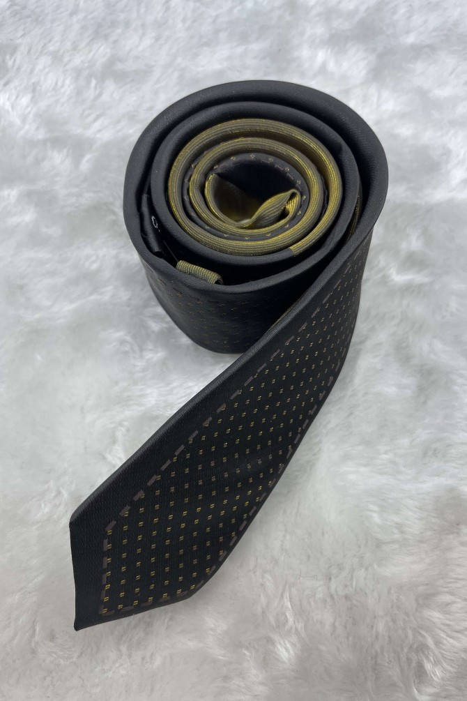 Cravate noire ornée de motifs dorés