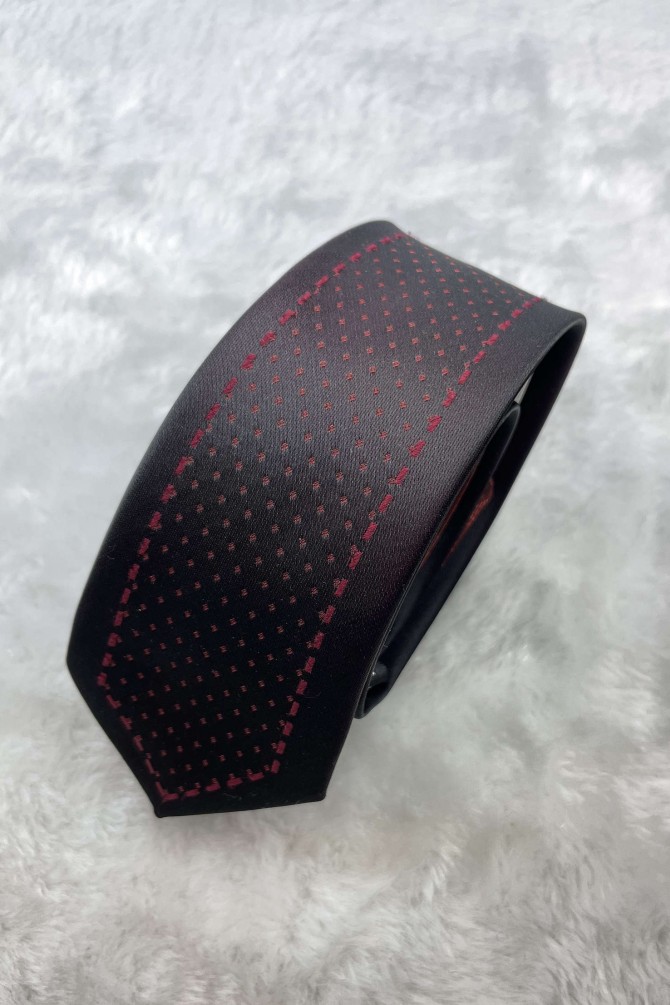 Cravate noire ornée de motifs bordeaux