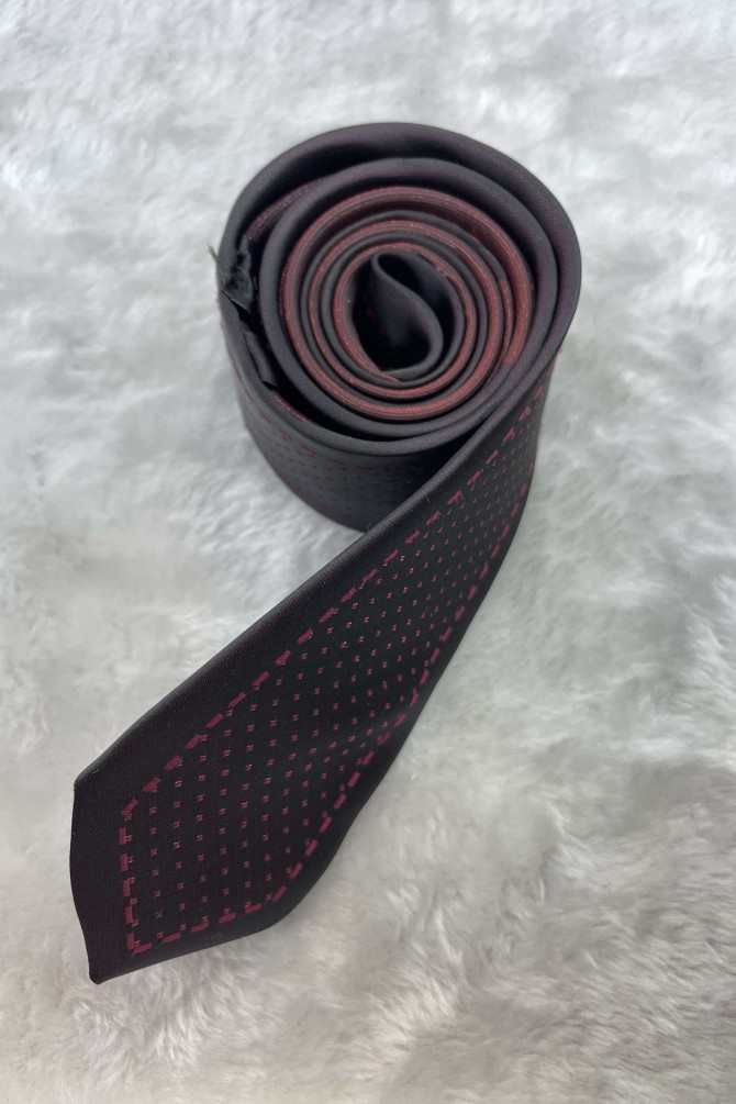 Cravate noire ornée de motifs bordeaux