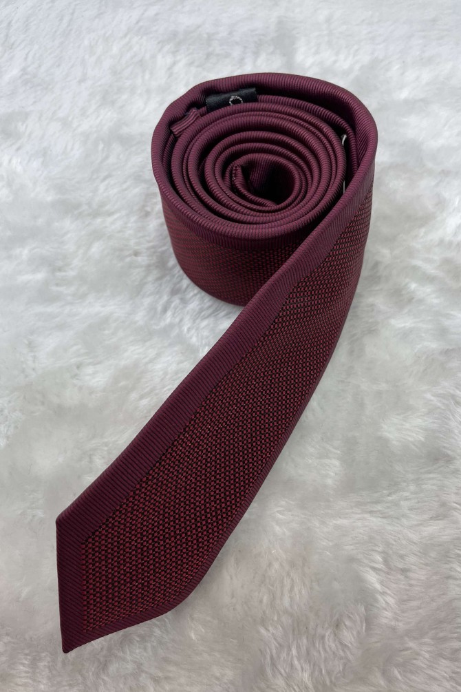 Cravate rouge bordeaux ornée de motifs
