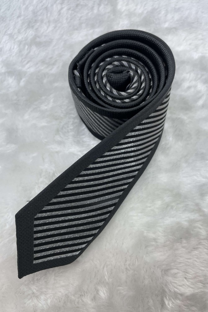 Cravate noire ornée de rayures argentées
