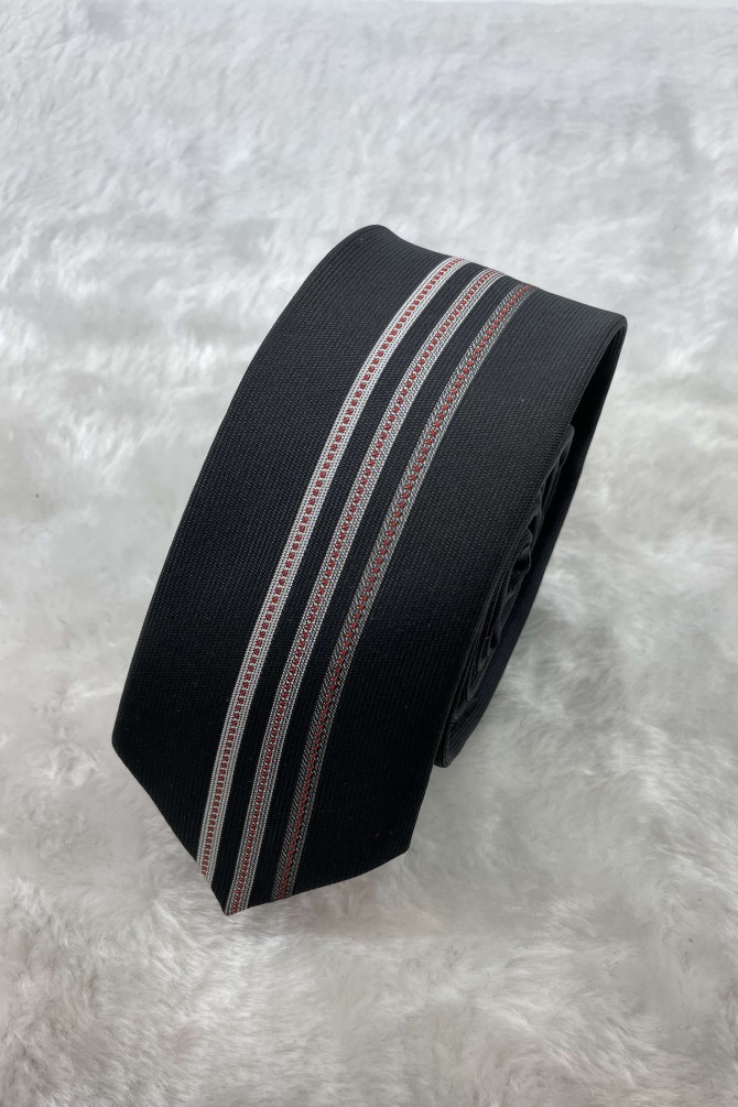 Cravate noire ornée de 3 bandes